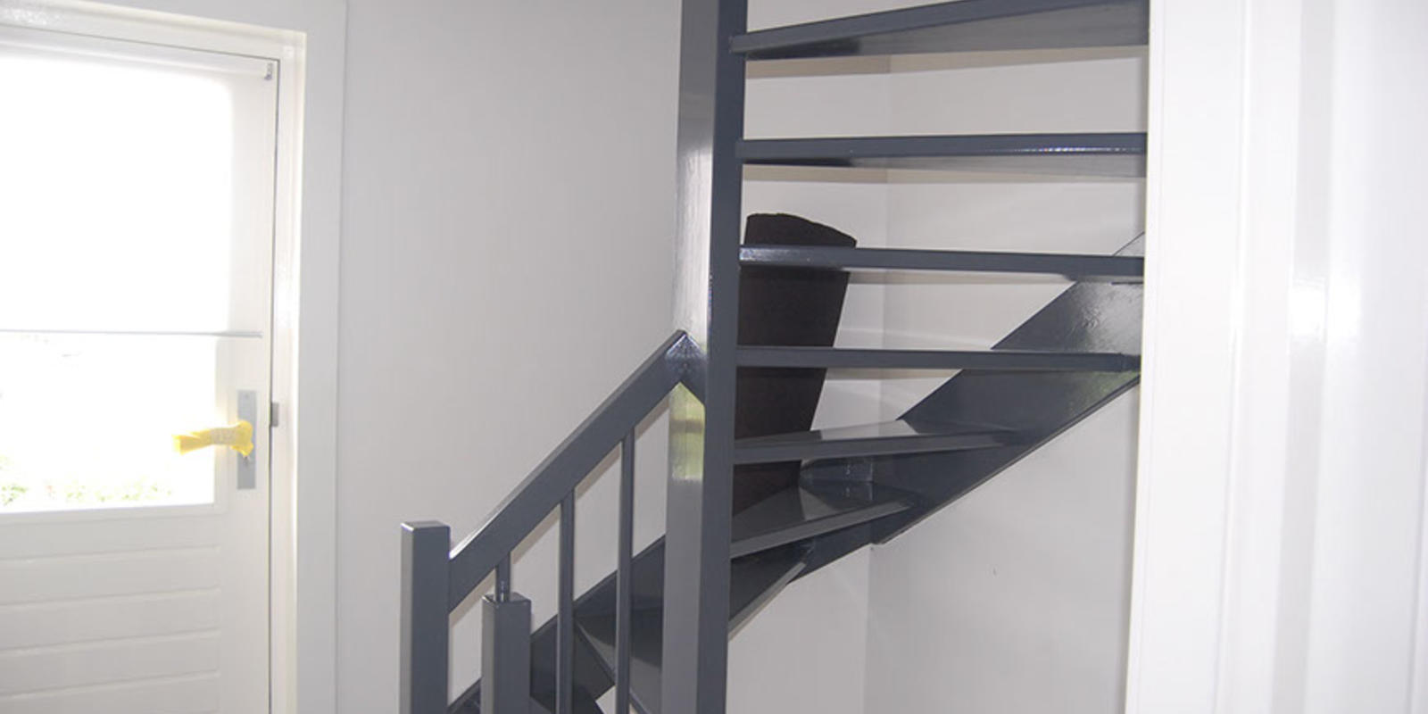 Hoe schilder je een trap? 🎨Tips voor je deur schilderen zonder